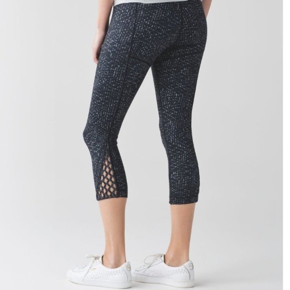 Lululemon True Self Crop II Samba Snake Battleship Black Leggings, Size 6 - Picture 2 of 13